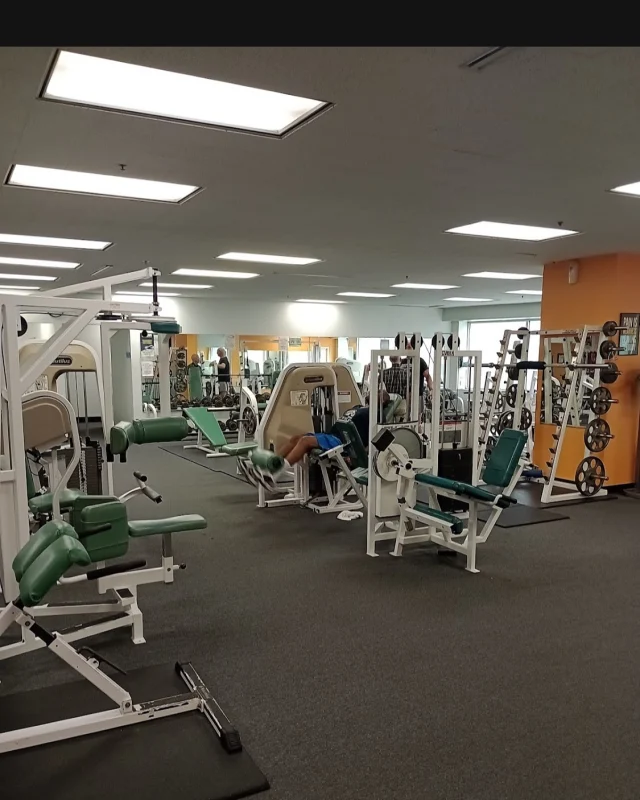 ⭐️⭐️⭐️⭐️⭐️ “The perfect option for visitors wanting to keep up their workout while staying in New Orleans. Super convenient location minutes from the French Quarter… immaculately maintained Nautilus equipment, tons of free weights, benches, cardio equipment, Smith machine + studio space to stretch. Super clean. Great views over Canal Street. Free coffee, towel service and dry sauna included in the price. Tina & Bill at reception were both helpful and super friendly. Many thanks! 🙏“
