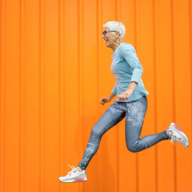 "Exercise snacks" are short bursts of exercise, even a few minutes, that can significantly improve physics and mental health.

These small habits can become ingrained and provide lifelong benefits. Walking 🚶‍♀️ is a simple and effective exercise snack. This can include short walks around the neighborhood or even indoors.

Even small amounts of moderate to vigorous exercise can improve brain 🧠 health and reduce the risk of dementia, especially for those who are currently inactive.

source: bit.ly/4jpKlXL